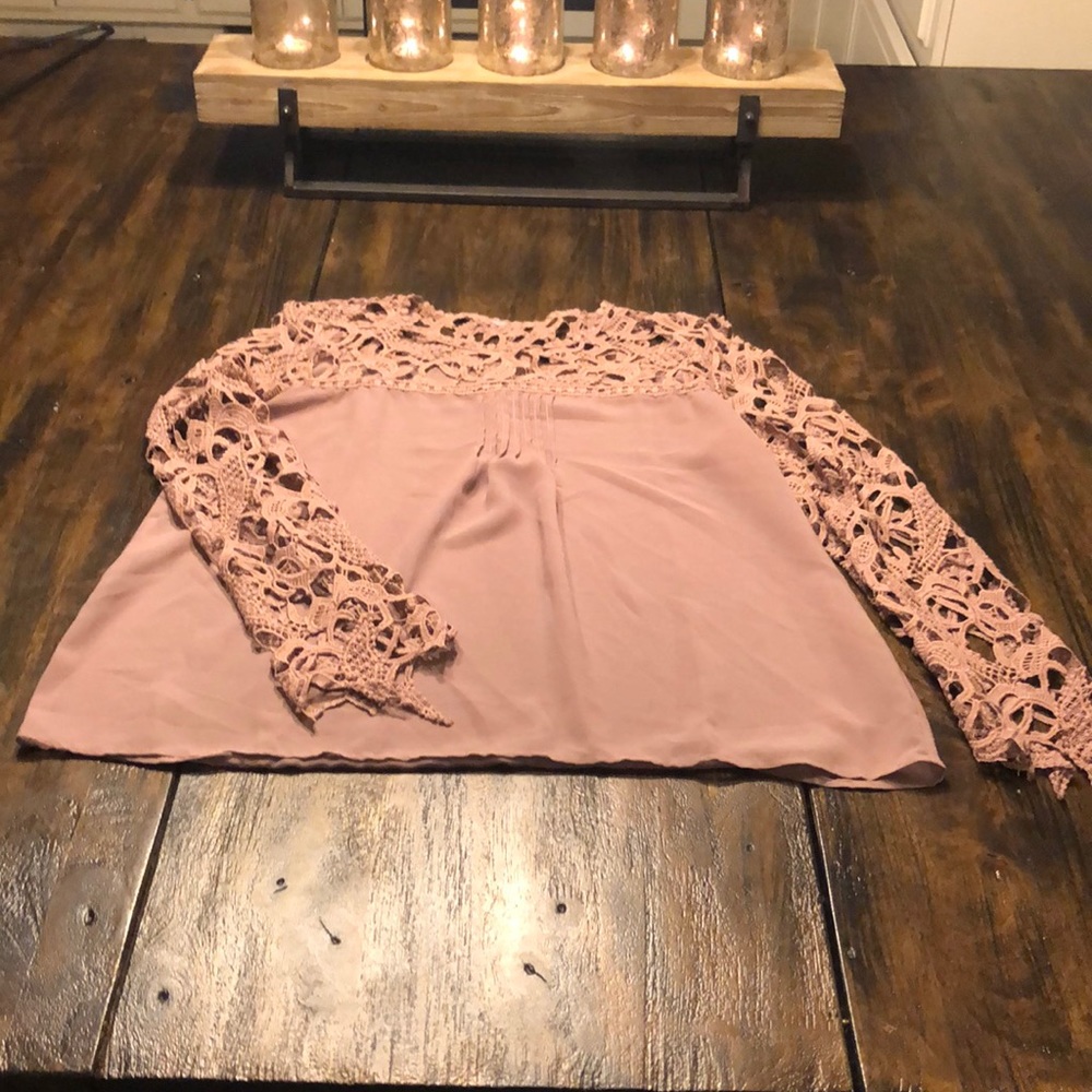 Beautiful Mauve Blouse w Lace Sleeves - M